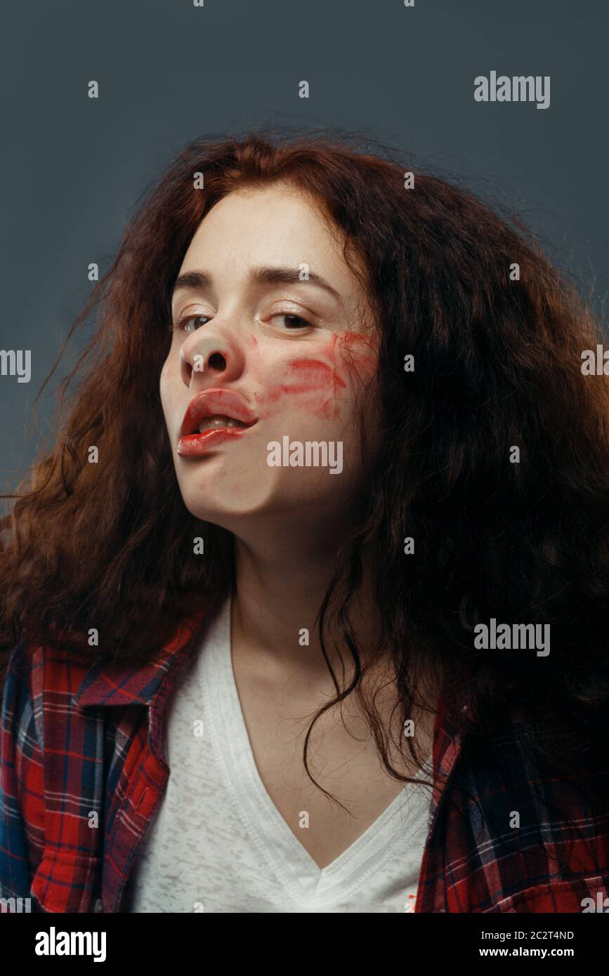 Viso di giovane donna schiacciato su vetro trasparente, ragazza con rossetto sbavato. Donna persona in piedi alla vetrina con scomodo sguardo, umorismo, Foto Stock