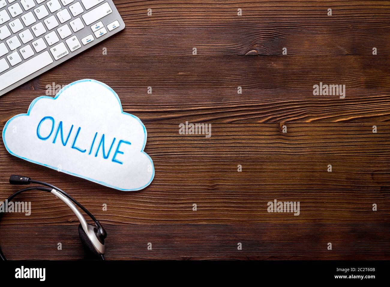 Concetto di networking online. Vista dall'alto del desktop Office Foto Stock