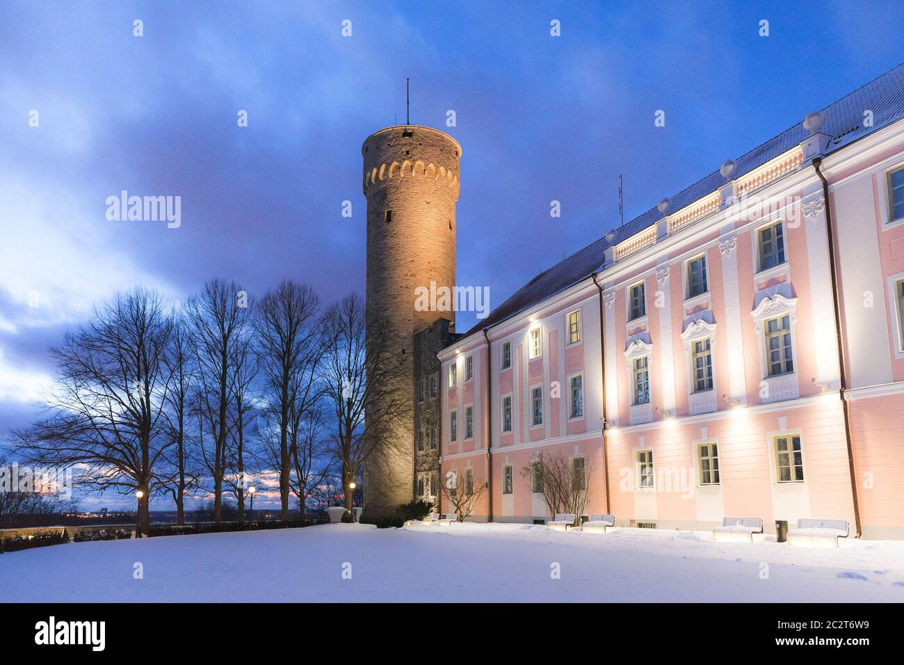 Torre di Herman (Pikk Herman) a Tallinn, Estonia. Toompea ciglia in inverno, notte. Foto Stock