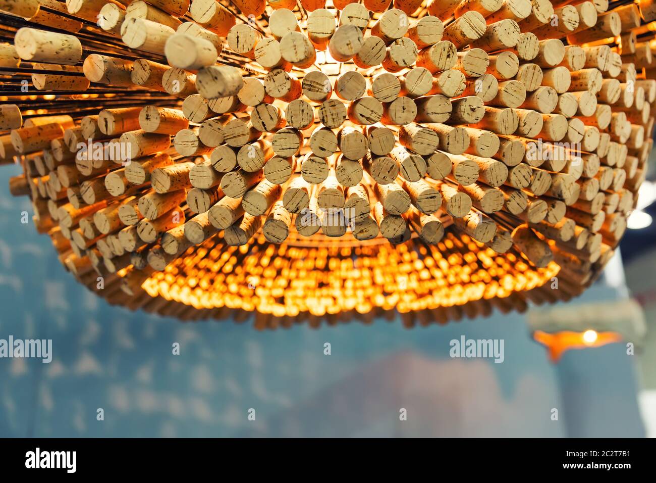 Lampadario moderno in tappi di sughero Foto stock - Alamy