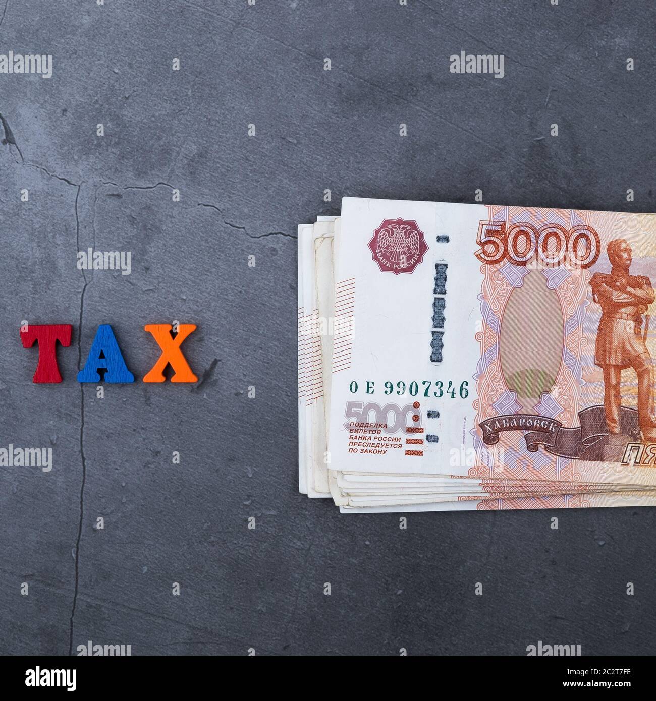 Grande pila di denaro russo banconote di cinque mila rubli giacente su un cemento grigio sfondo Foto Stock