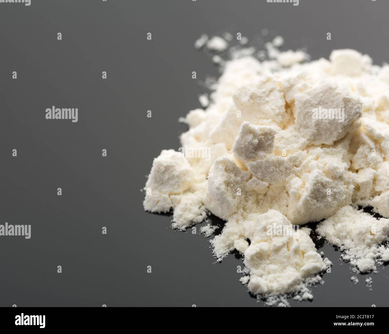 Cumulo di cocaina su sfondo grigio Foto Stock