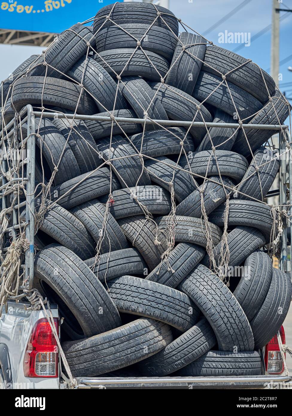 Un veicolo pieno di pneumatici usati. Foto Stock