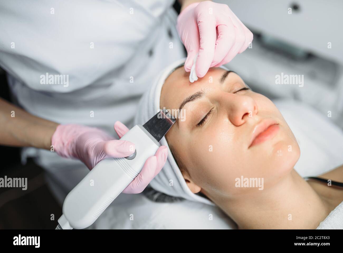 Procedura di ringiovanimento, sbarazzarsi di rughe, cosmetologia clinica. Cura della pelle del viso in spa salone Foto Stock