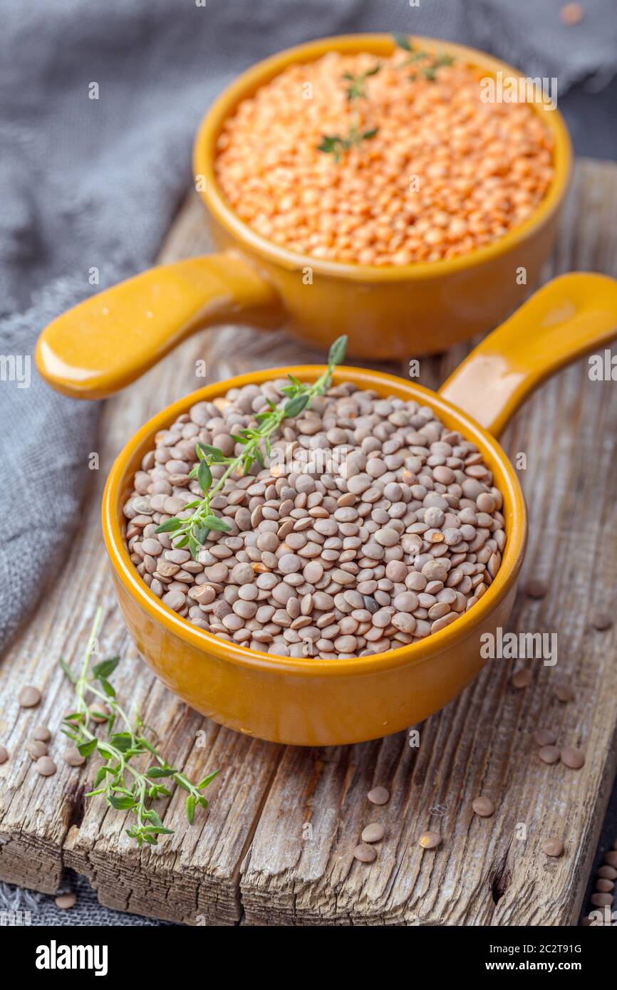 Le lenticchie rosse sono un prodotto ad alta proteina per una dieta sana. Foto Stock