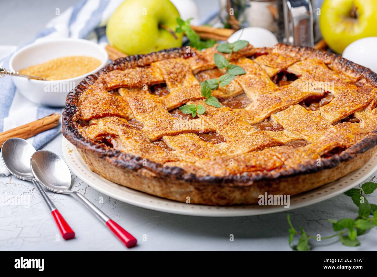 Torta tradizionale di mele a reticolo. Foto Stock
