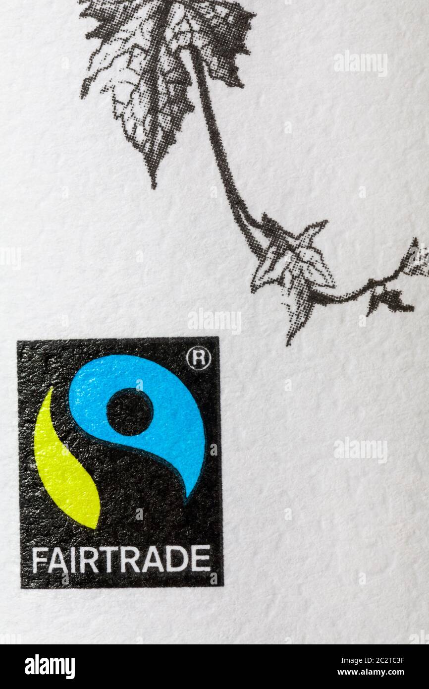 Logo Fairtrade su bottiglia di Fairtrade Sauvignon Blanc bottiglia di vino bianco - simbolo del logo Fairtrade Foto Stock