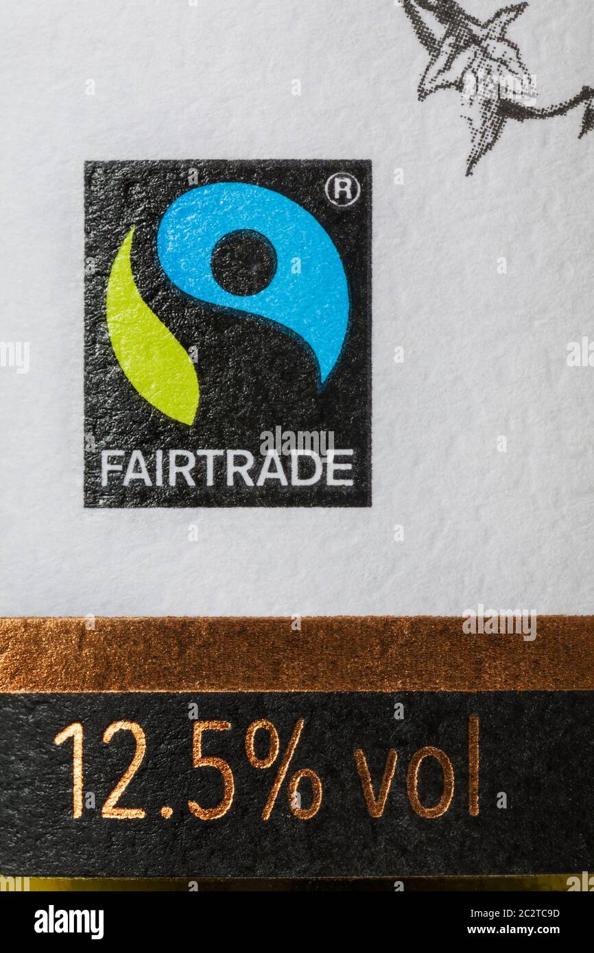 Logo Fairtrade su bottiglia di Fairtrade Sauvignon Blanc bottiglia di vino bianco - simbolo del logo Fairtrade Foto Stock