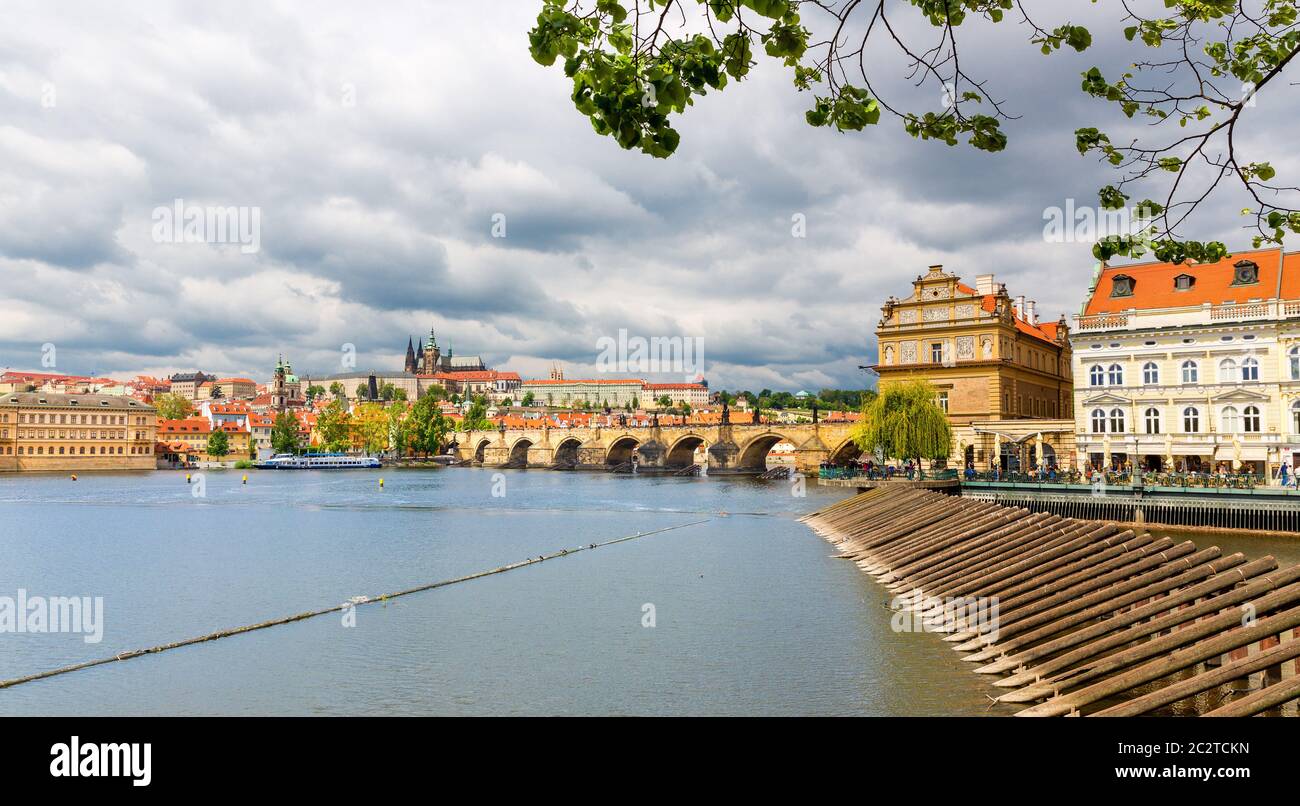 Vista laterale del ponte Carlo, Praga, Repubblica Ceca. Città europea, luogo famoso per viaggi e turismo Foto Stock