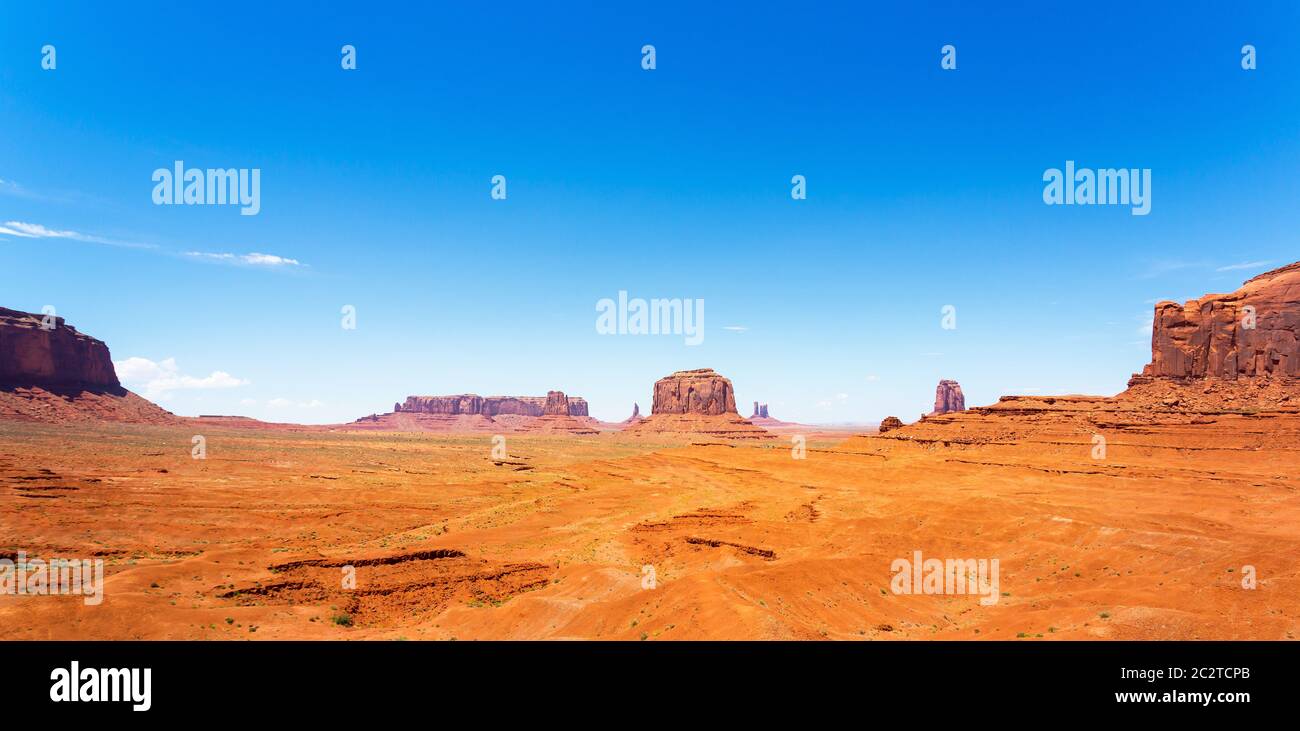 Montagne di arenaria nel deserto del Monument Valley National Tribal Park, Navajo, Utah USA Foto Stock