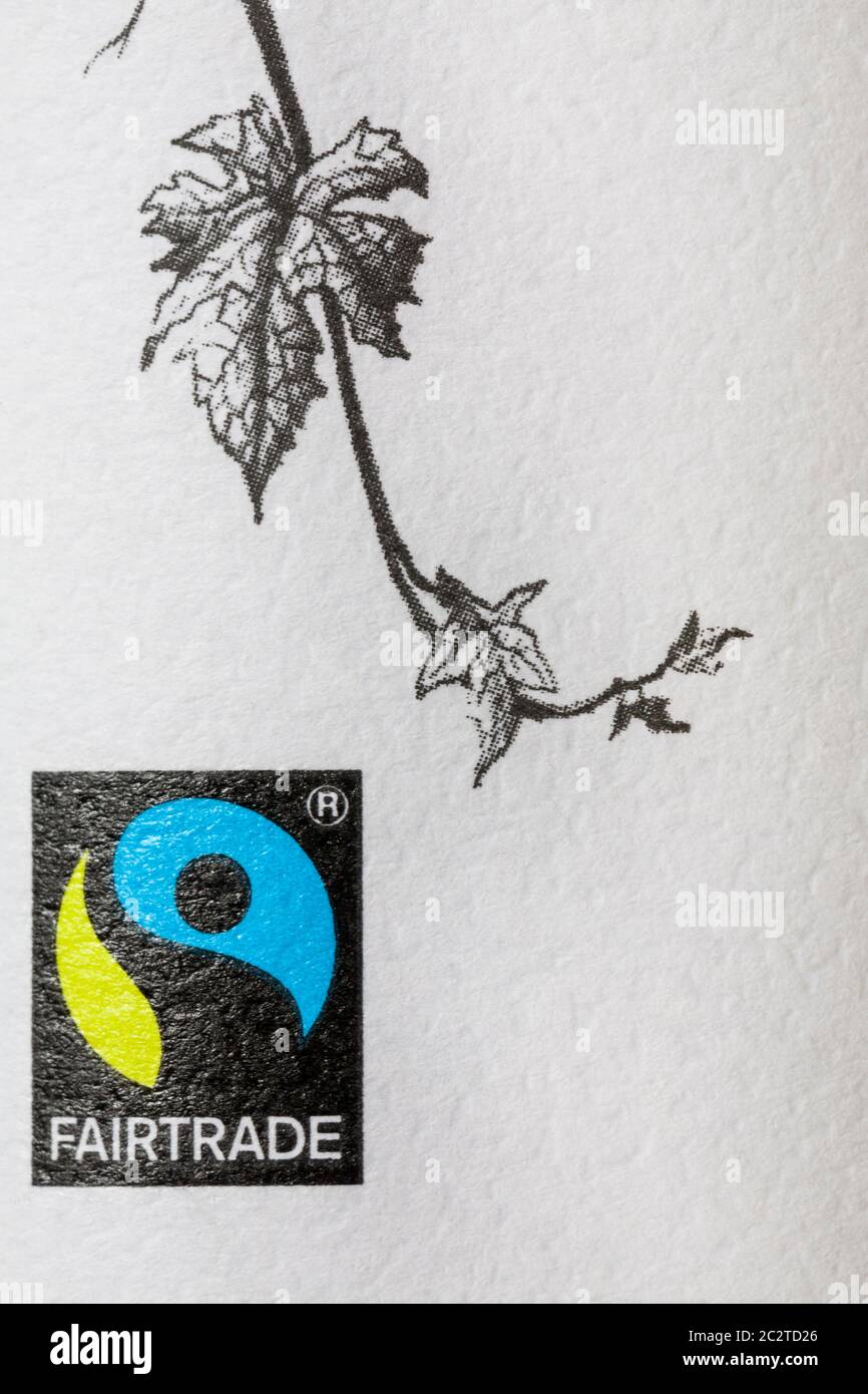 Logo Fairtrade su bottiglia di Fairtrade Sauvignon Blanc bottiglia di vino bianco - simbolo del logo Fairtrade Foto Stock