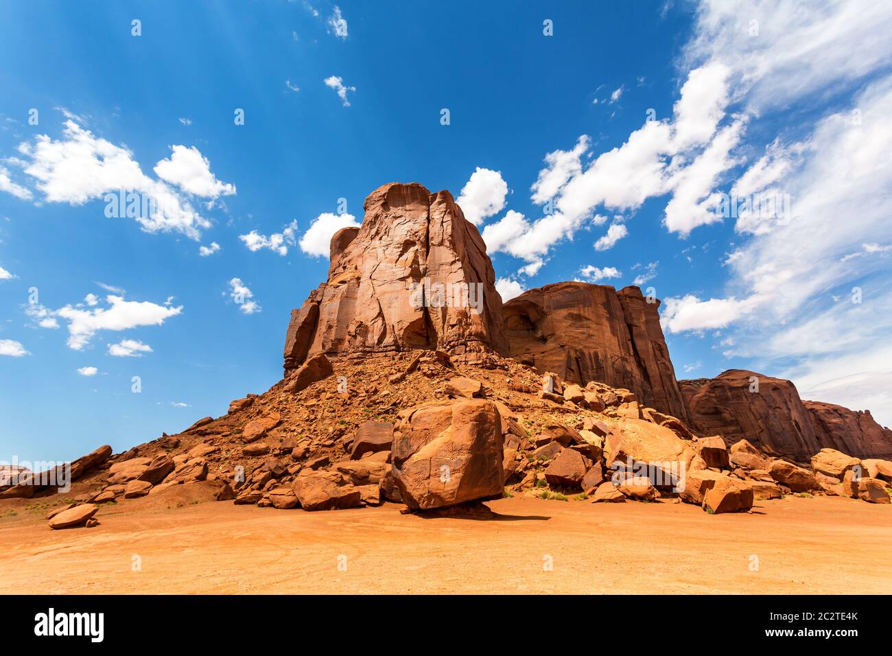 Montagne di arenaria del deserto e cielo nuvoloso paesaggio al Monument Valley National Tribal Park, Navajo, Utah USA Foto Stock