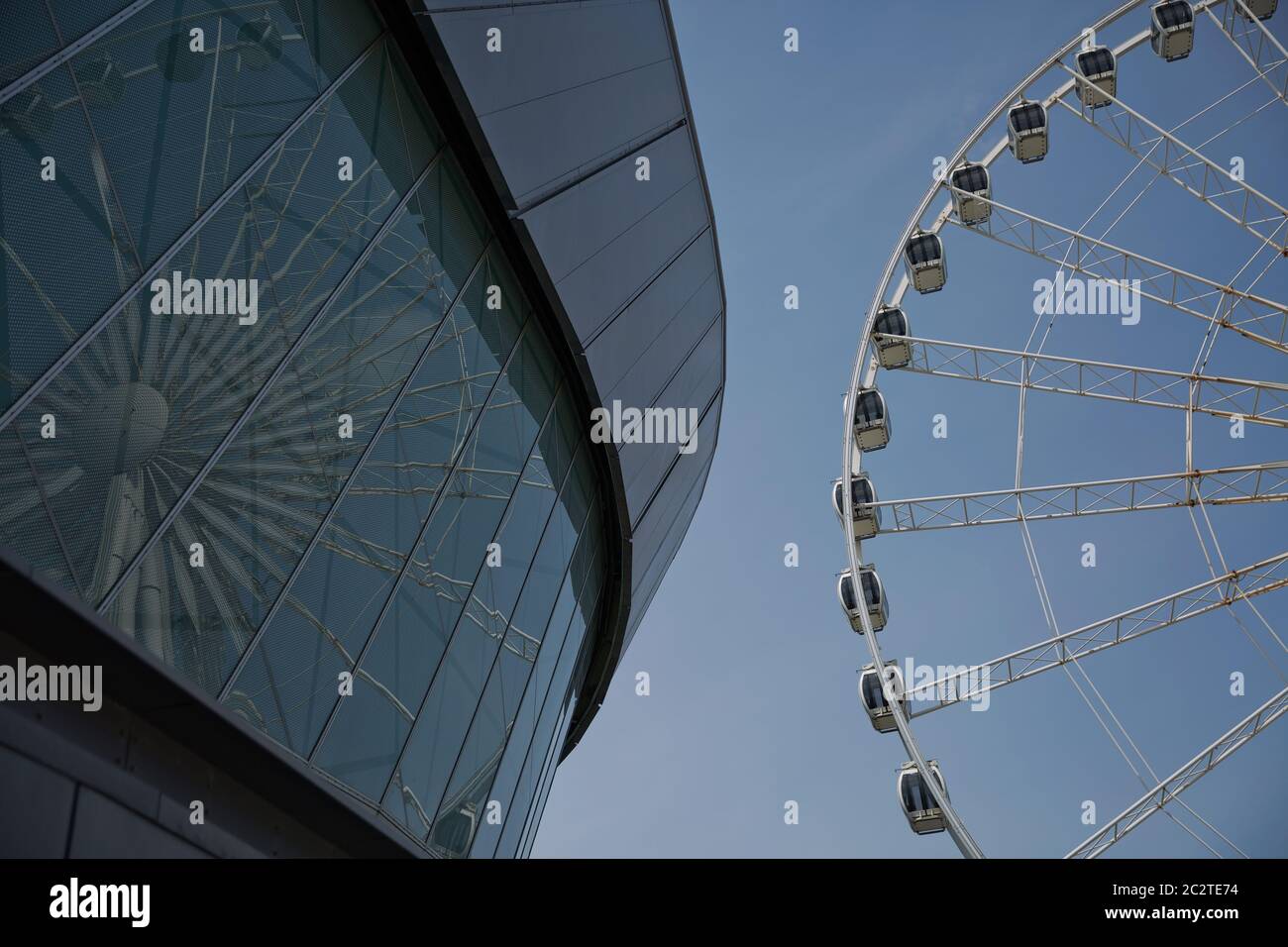 Vista del centro congressi ECHO e di una ruota panoramica adiacente a Liverpool, Inghilterra Foto Stock