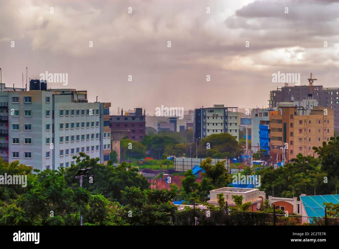 Cielo pomeridiano coperto da oscure nuvole monsoniche sulla città di Hyderabad, Telangana, India. Foto Stock