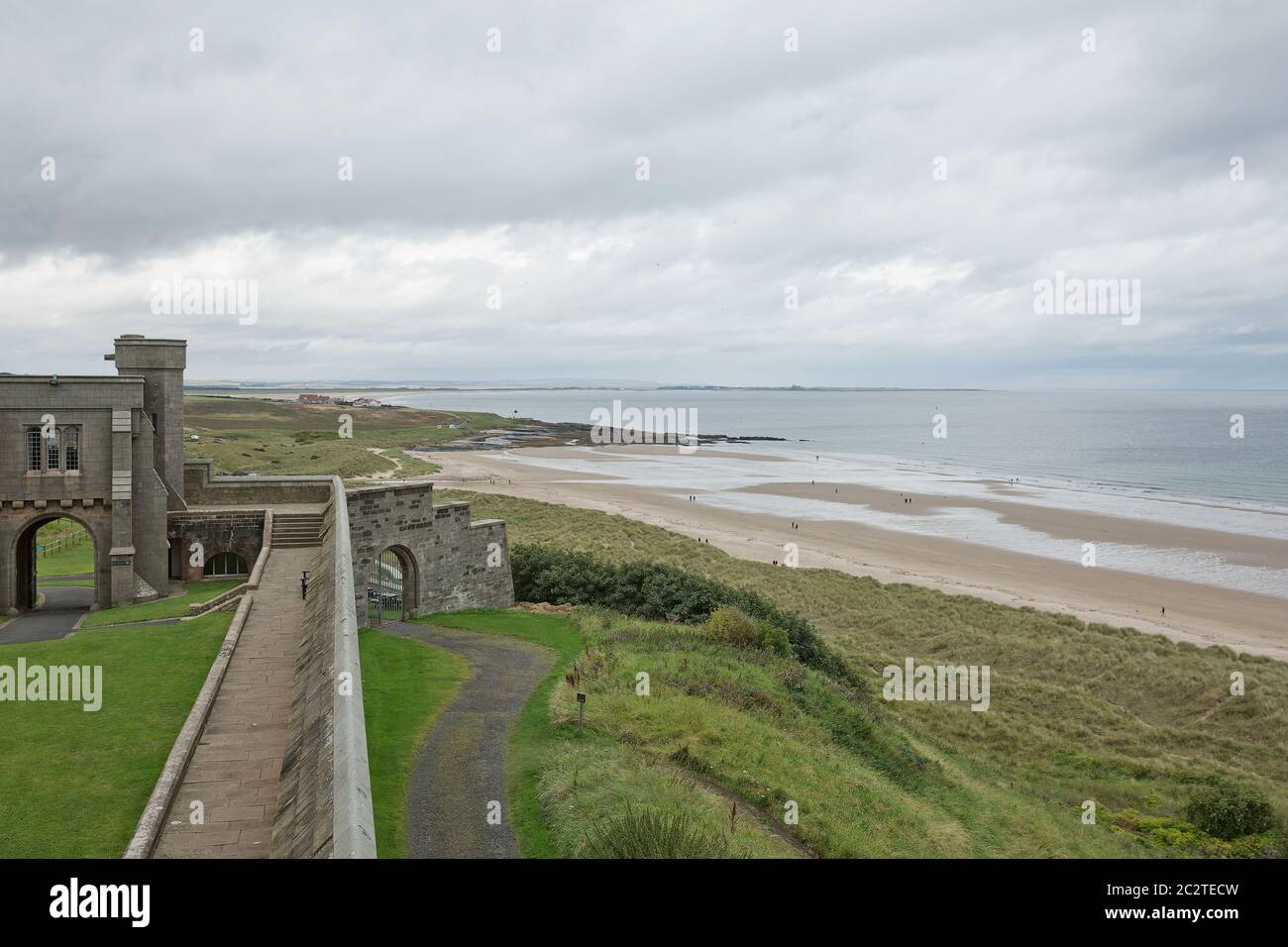 Vista di una spiaggia dal Castello di Bambburgh in Northumberland, Inghilterra, Regno Unito Foto Stock