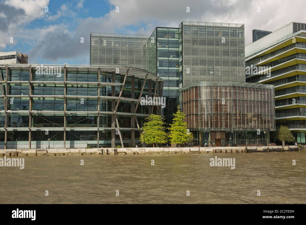 Vista dell'architettura della città di Londra nel Regno Unito lungo la riva del fiume Tamigi Foto Stock