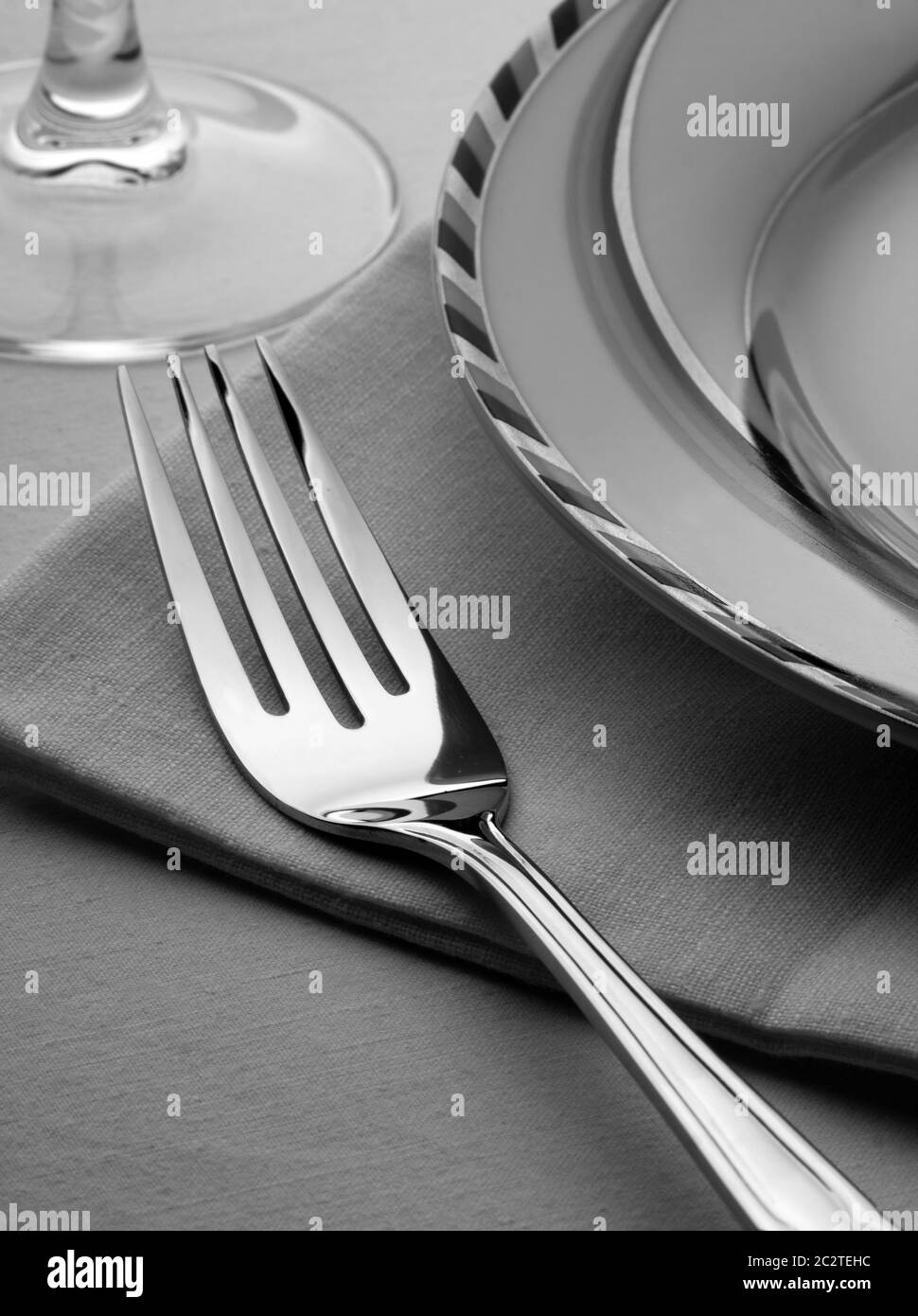 La cena insieme con la forcella, la piastra e il tovagliolo sul tavolo Foto Stock