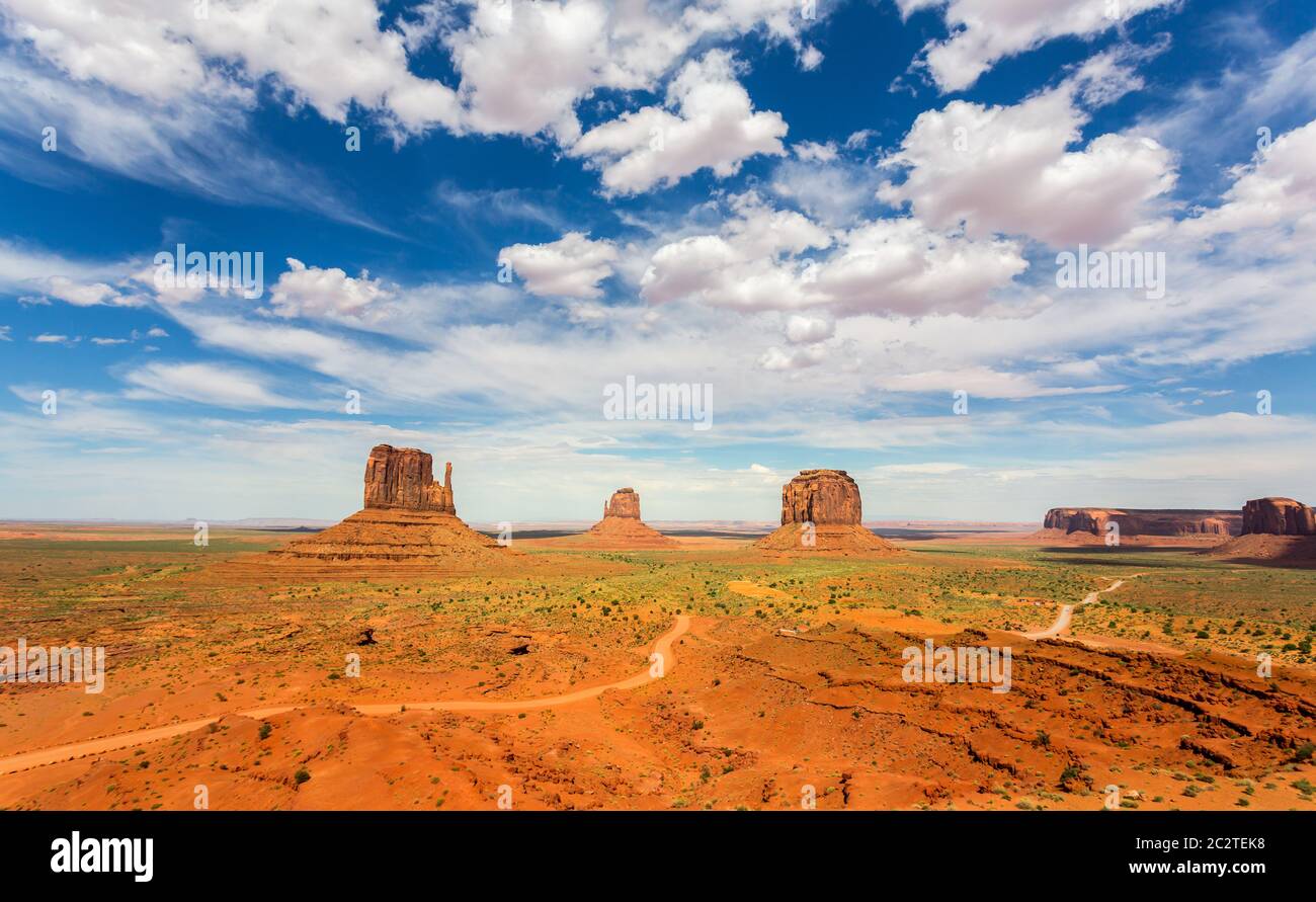 Scenic arenarie e blu cielo nuvoloso a Valle Monumento Nazionale parco tribale Navajo,, USA Utah Foto Stock