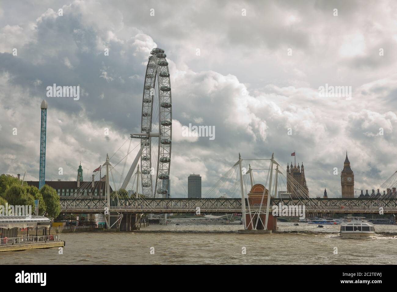 Vista della ruota panoramica London Eye e della South Bank del Tamigi dal ponte di Westminster, Londra, Regno Unito Foto Stock