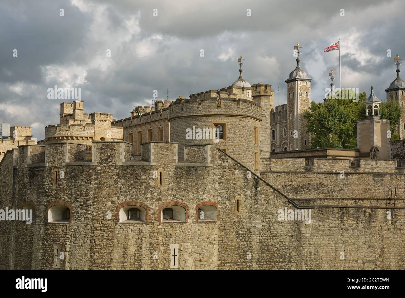 Vista della Torre di Londra in una giornata di sole. Importante parte dell'edificio degli storici palazzi reali Foto Stock