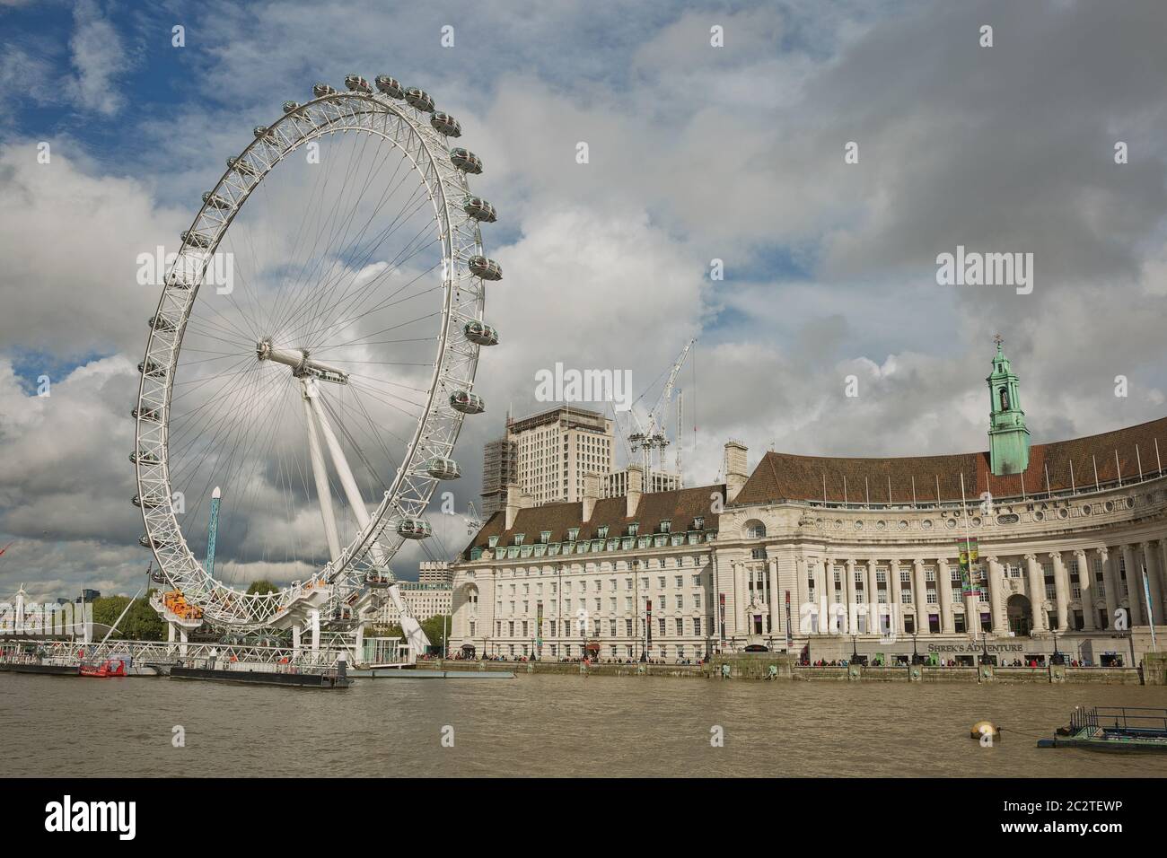 Vista della ruota panoramica London Eye e della South Bank del Tamigi dal ponte di Westminster, Londra, Regno Unito Foto Stock