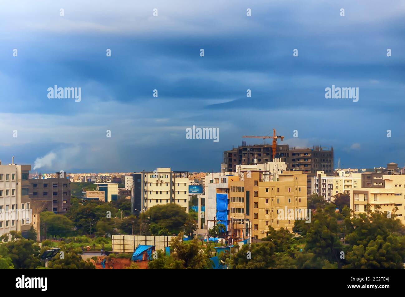 Un folto strato di oscure nubi monsoniche pende sulla città di Hyderabad, Telangana, India. Foto Stock