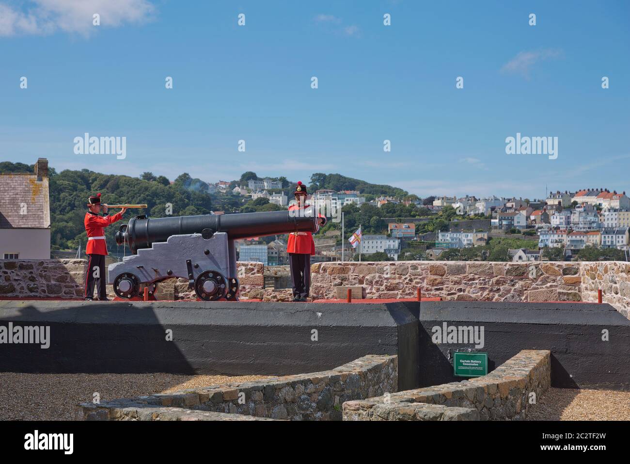 Guardie sparare la pistola di mezzogiorno giorno a Castle Cornet, San Pietro Porto, Guernsey, Isole del canale Foto Stock