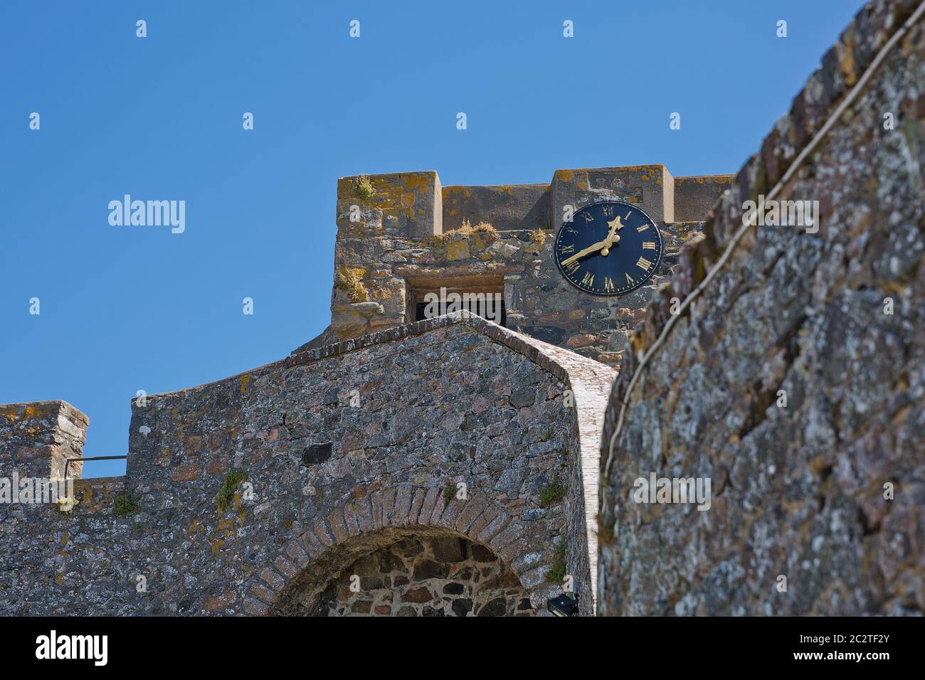 Un orologio sulle pareti del Castello Cornet a San Pietro Porto, Guernsey, Regno Unito Foto Stock