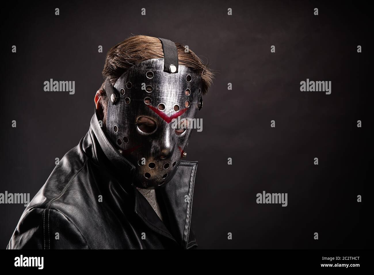 Sanguinoso assassino in maschera di hockey ritratto su sfondo nero Foto Stock