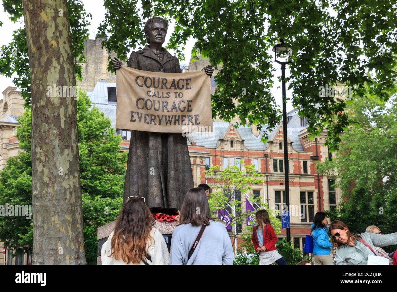 La gente guarda la statua di bronzo di Garrett Fawcett, attivista e suffragista dei diritti delle donne, Piazza del Parlamento, Londra Foto Stock