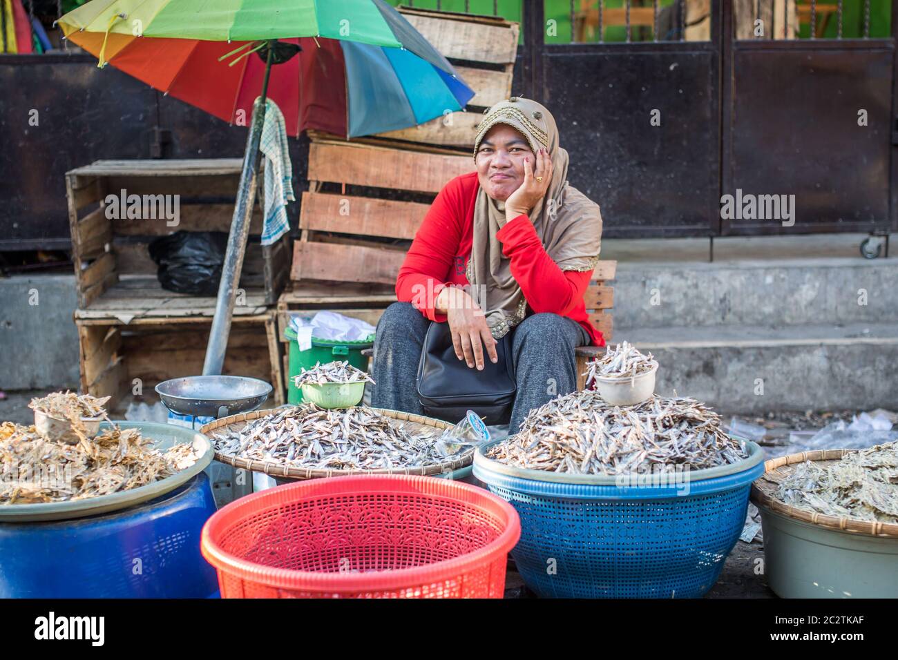 Sumbawa ,Indonesia - 24 agosto 2017: Persone al mercato locale a Sumbawa Besar, Indonesia. Foto Stock