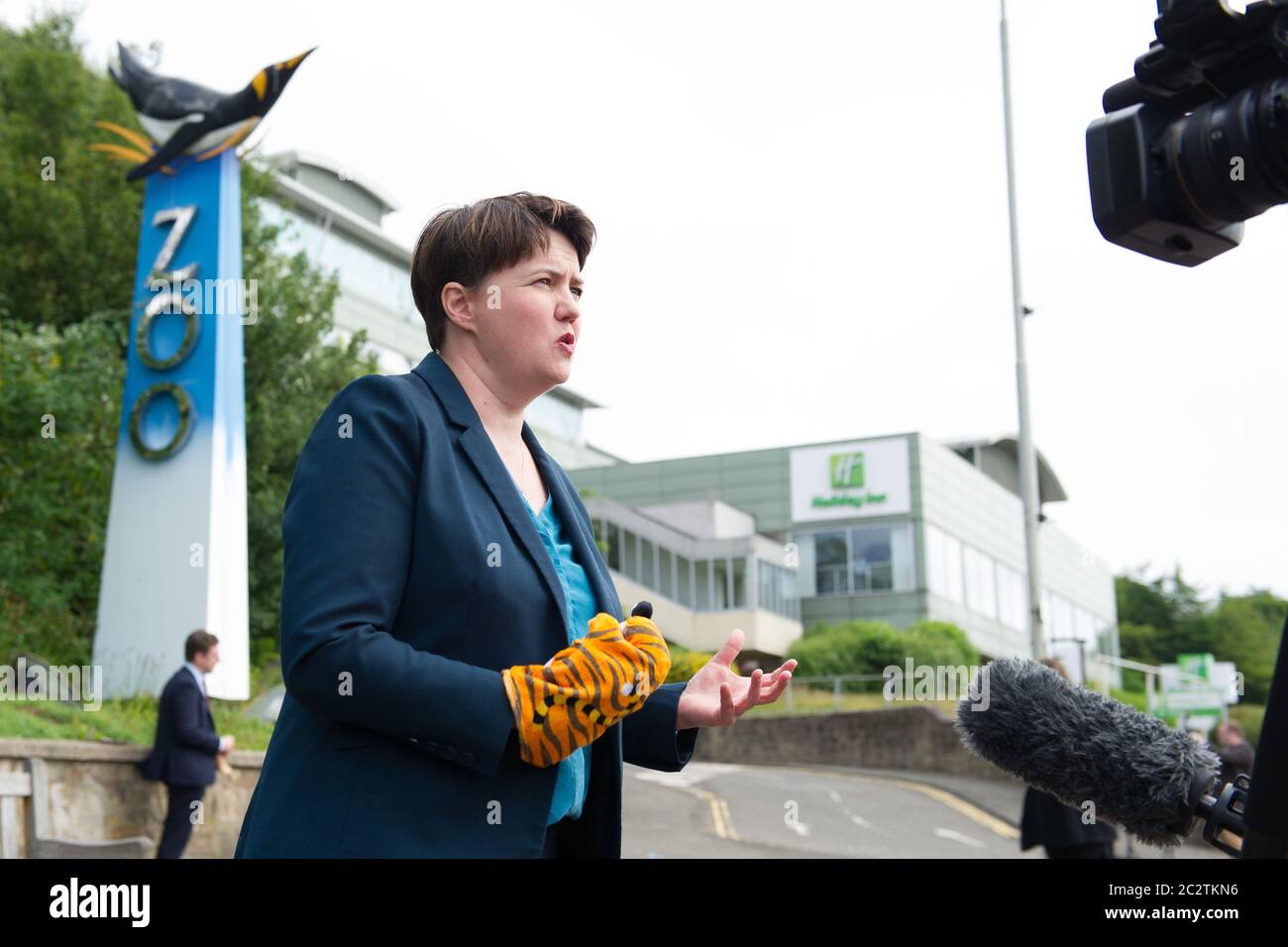 Edimburgo, Scozia, Regno Unito. , . Nella foto: Ruth Davidson MSP - ex leader del conservatore scozzese e unionista Paary, ha visto la campagna sui gradini dello zoo con manifesti e burattini di animali per la riapertura sicura dello zoo di Edimburgo come parte della fase 2 di alleggerimento delle restrizioni di blocco. Credit: Colin Fisher/Alamy Live News Foto Stock