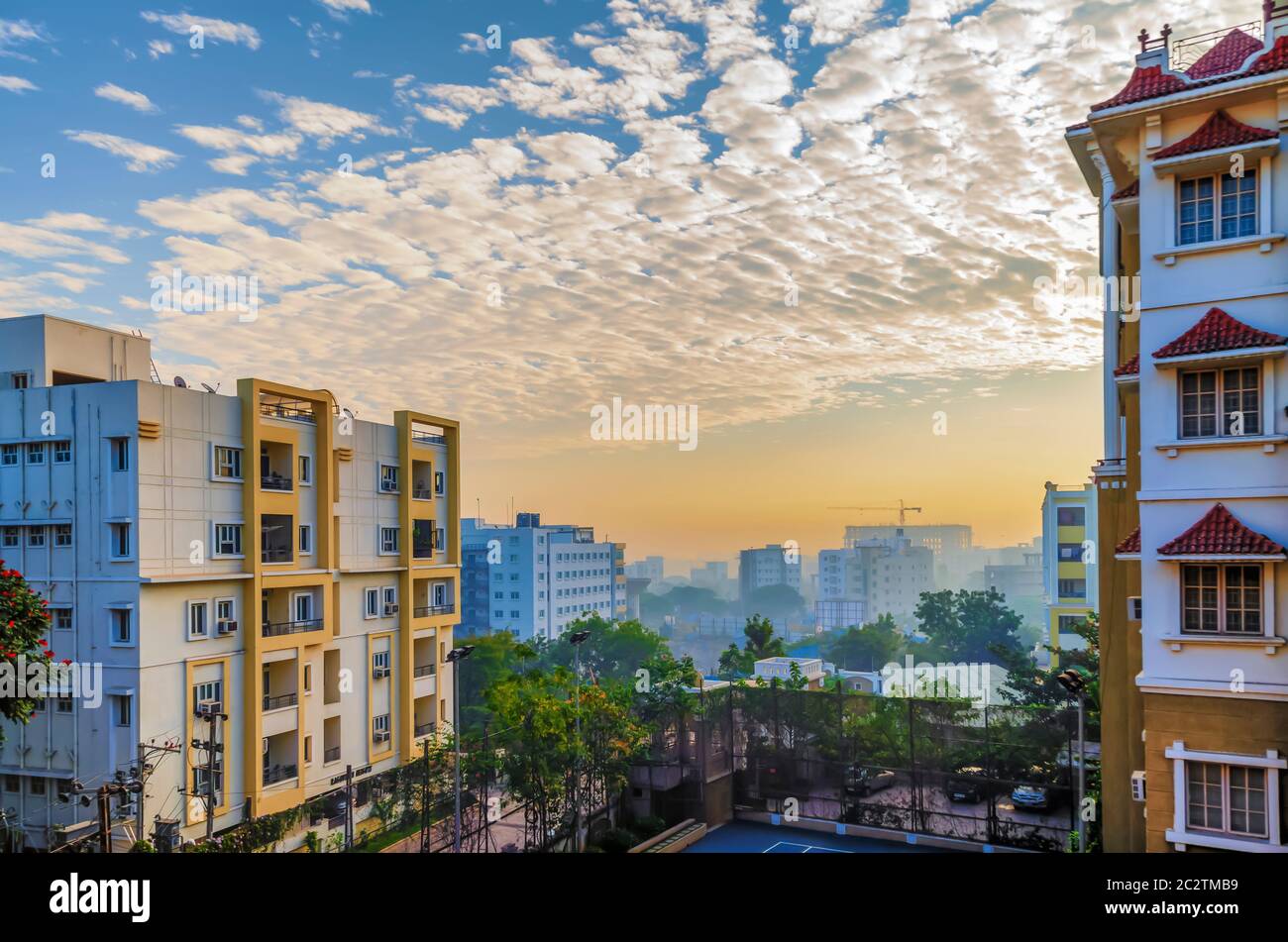 Cumulus nuvole in un cielo mattutino su Hyderabad, Telangana, India. Foto Stock
