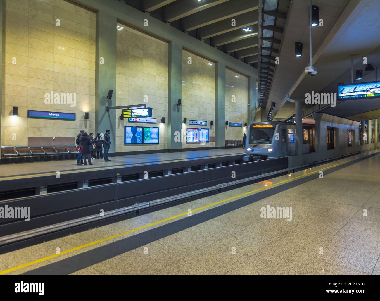 Il quartiere europeo di Bruxelles - Regione del Belgio, 1 gennaio 2020: La nuova stazione della metropolitana moderna rinnovata Robert Schuman (undergro Foto Stock