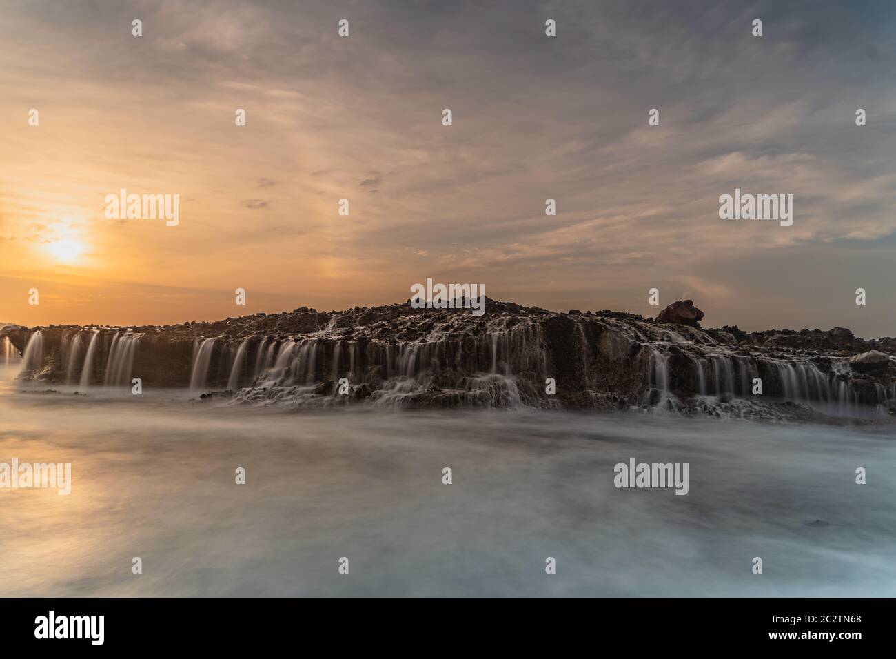 La spiaggia di Sawarna ha un tramonto meraviglioso che può farvi sentire felici quando lo realizzate Foto Stock