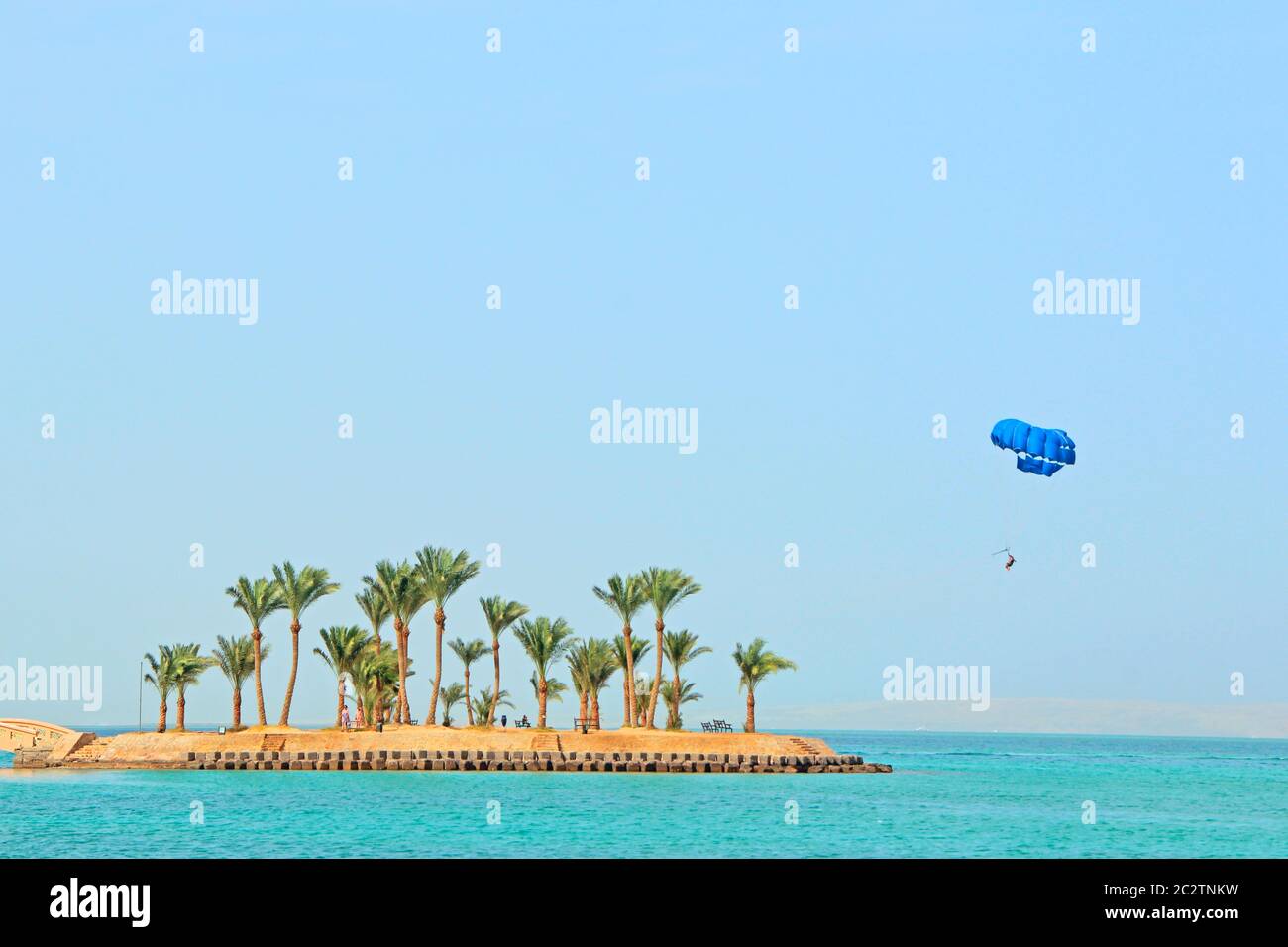 Parasailing su isola tropicale nel Mar Rosso. Resort tropicale in Egitto. La gente riposa sul resor Egiziano Foto Stock