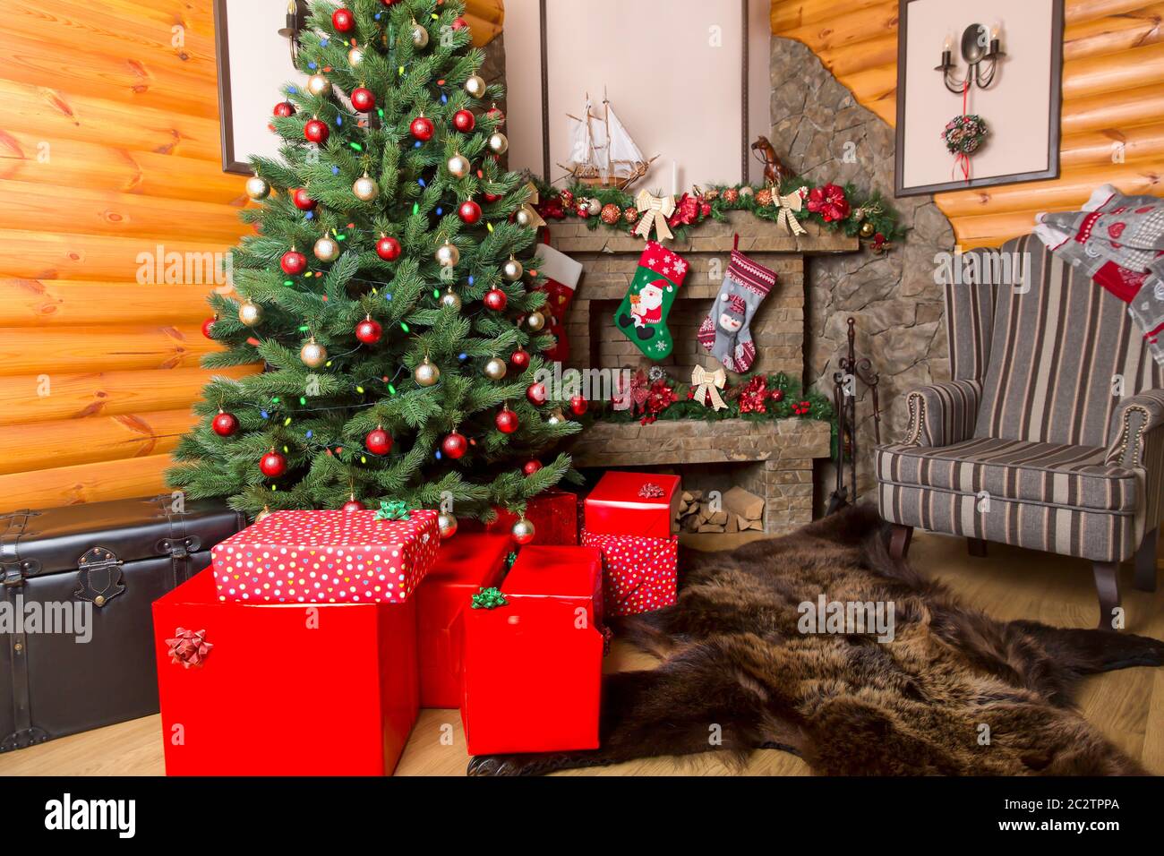 Rosso confezioni regalo e decorate con coloratissime palle albero di Natale, primo piano Foto Stock