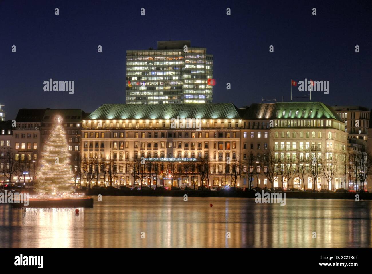Fairmount Hotel Four Seasons con abete Alster al crepuscolo, Amburgo, Germania, Europa Foto Stock