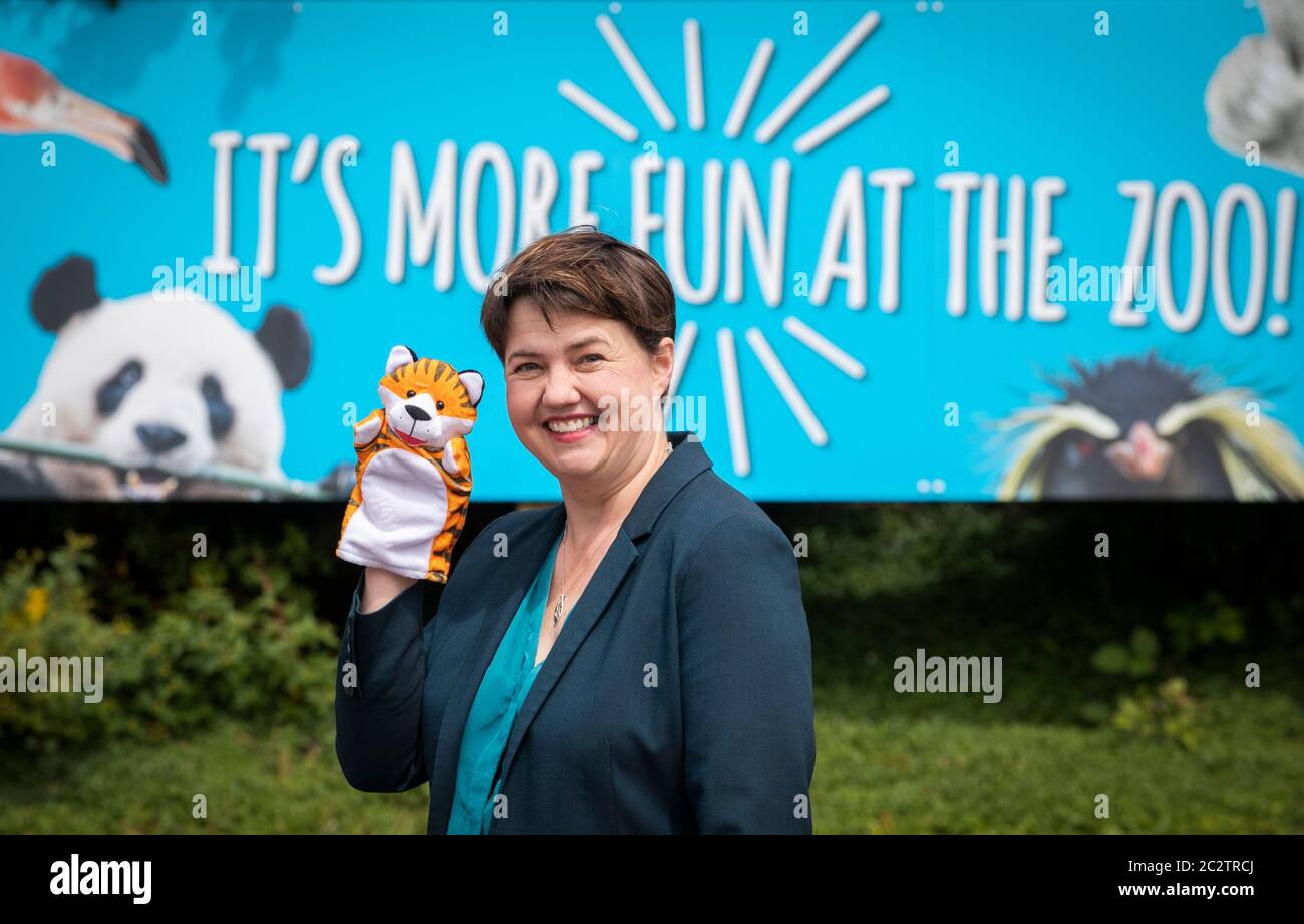 Edimburgo MSP Ruth Davidson si è impegnato a fare campagna fuori dallo zoo di Edimburgo per la sua riapertura sicura come parte della fase 2 di allentamento delle restrizioni di blocco. Foto Stock