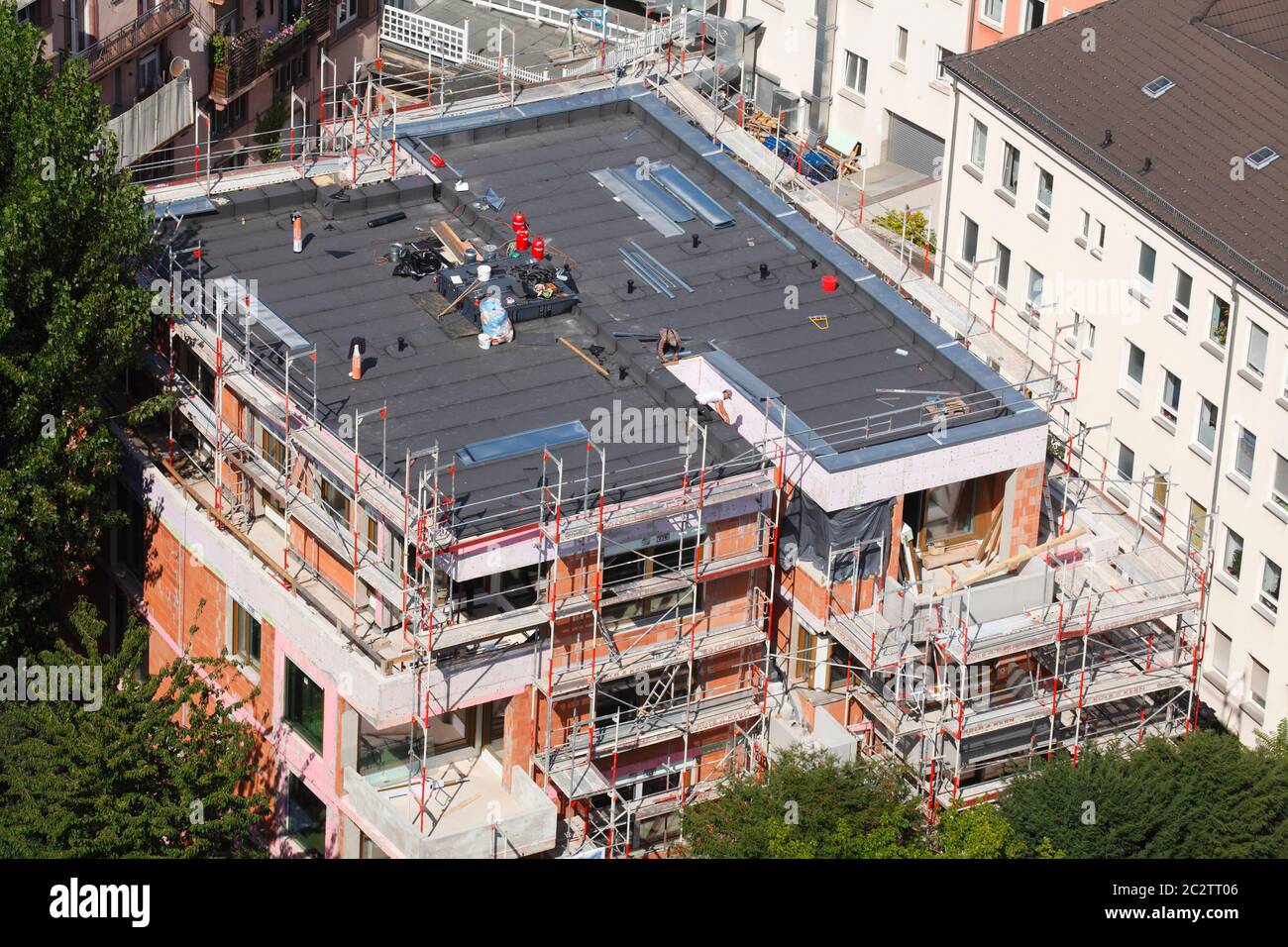 Conchiglia di un moderno edificio residenziale, vista dalla torre della cattedrale, Francoforte sul meno, Assia, Germania, Europa Foto Stock