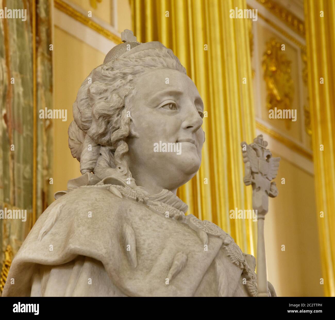 Mosca, Russia, 23 ottobre 2019: Statua dell'imperatrice Caterina la Grande nella sala d'oro del Grande Palazzo Tsaritsyn nella riserva del museo Foto Stock