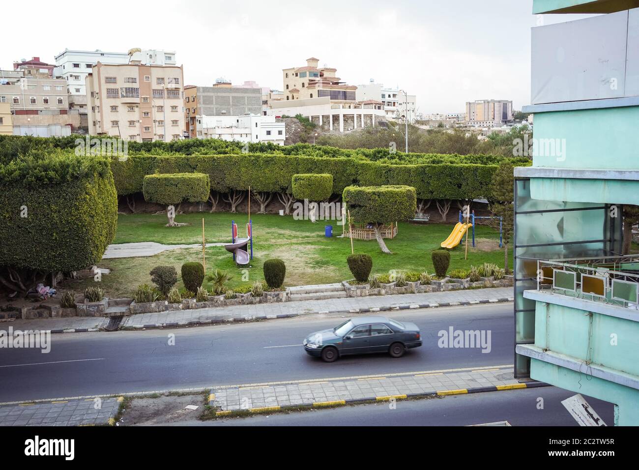 Abha / Arabia Saudita - 23 gennaio 2020: Bellissimo parco giochi con erba verde e circondato da siepi verdi ben tenuti Foto Stock