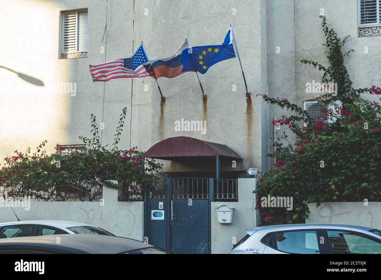 Tel Aviv / Israele-13/10/18: Bandiere americane, russe ed europee che si battono sulle pareti di un hotel locale a Tel Aviv Foto Stock