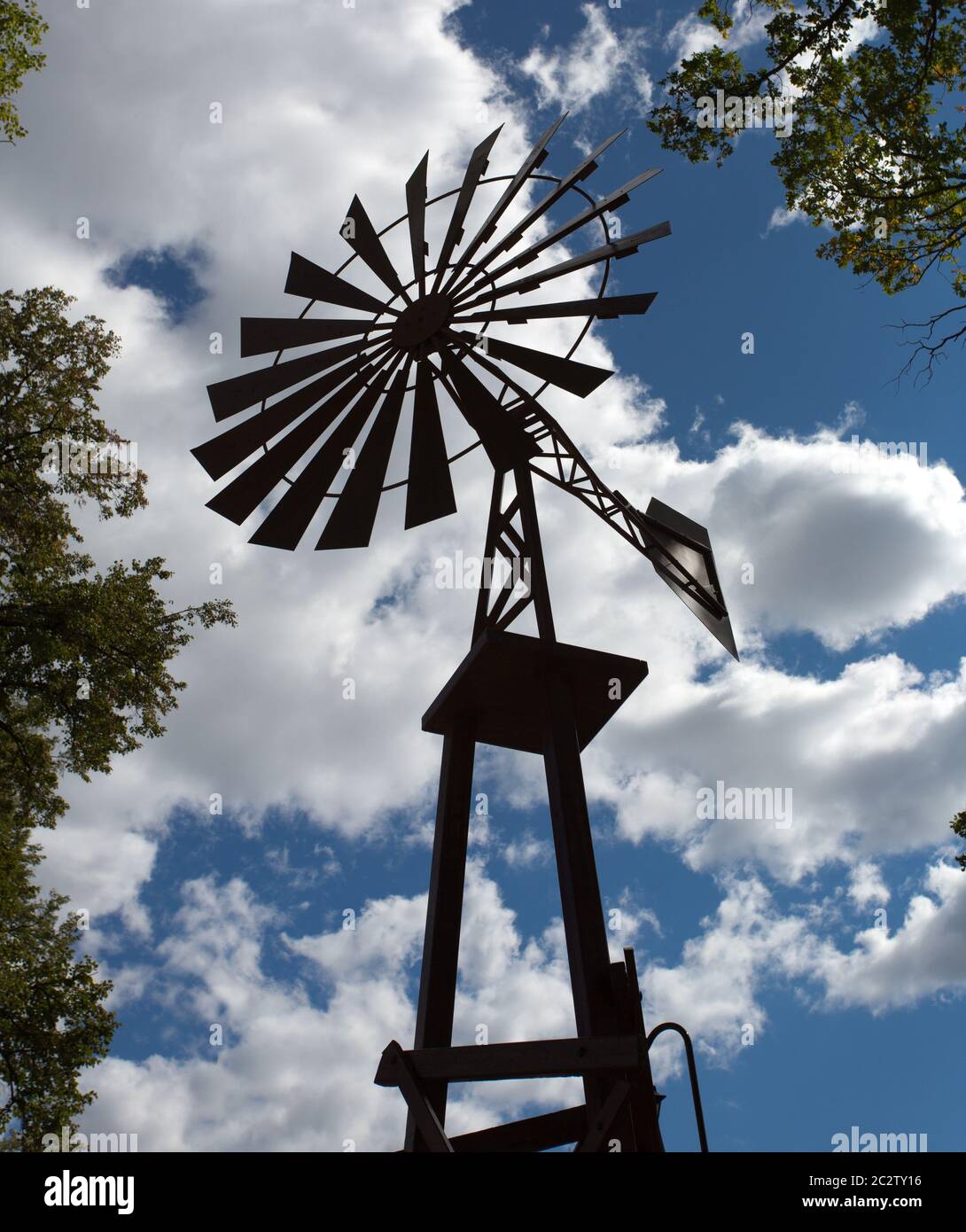 Silhouette di un vecchio mulino a vento di fattoria Foto Stock