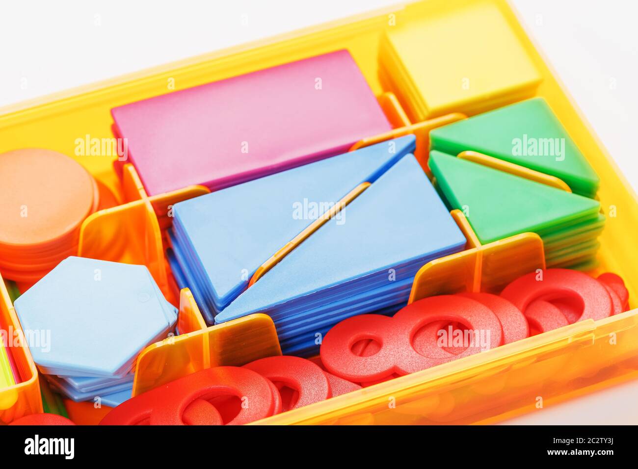 Personaggi colorati e numeri per i bambini in una scatola. Uno strumento per sviluppare il pensiero dei bambini. Foto Stock