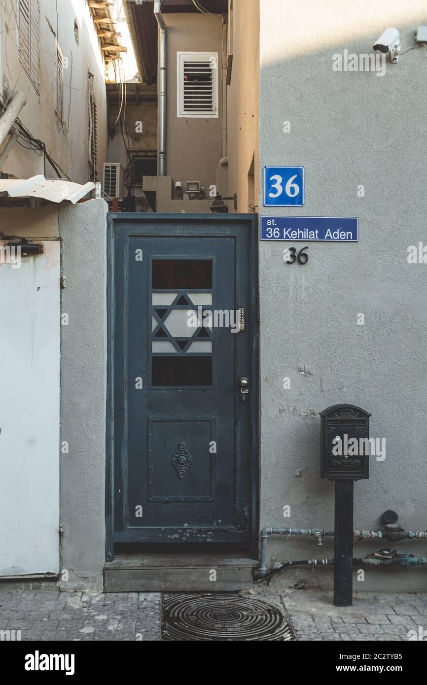 Tel Aviv / Israel-13/10/18: Porta d'ingresso blu scuro con la Stella di David, su una facciata di una casa su via Kehilat Aden a Tel Aviv Foto Stock