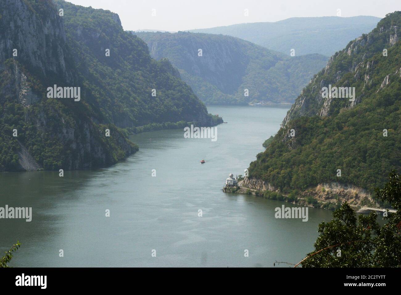 Il Danubio che scorre tra Serbia e Romania alle porte di ferro. Monastero di  Mraconia visto sulla destra Foto stock - Alamy