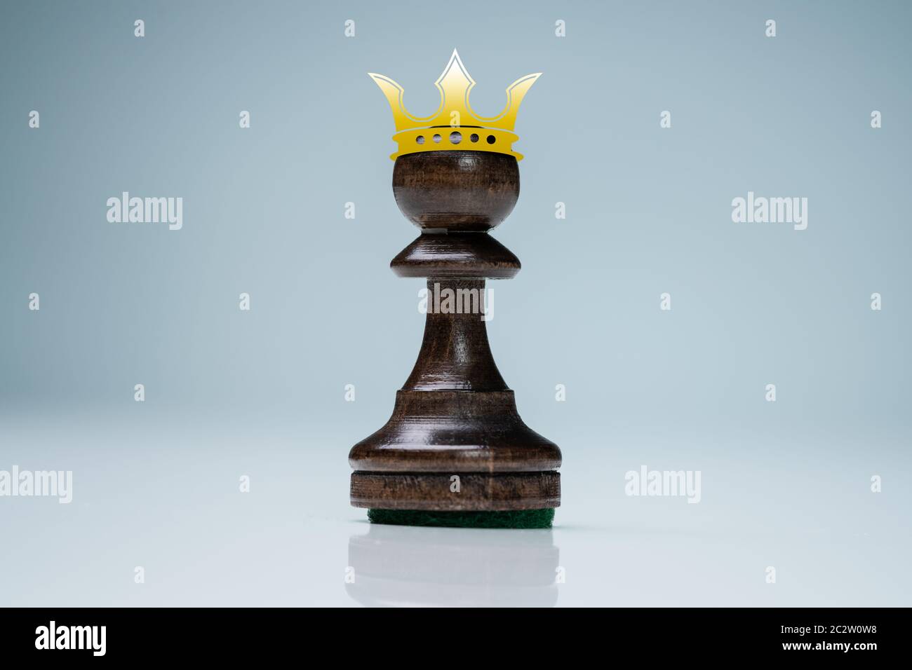 Pedina indossando la corona. Il successo e il raggiungimento Concept Foto Stock