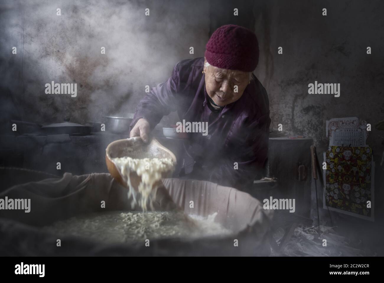 Il vecchio contro i mazzi al vapore Foto Stock