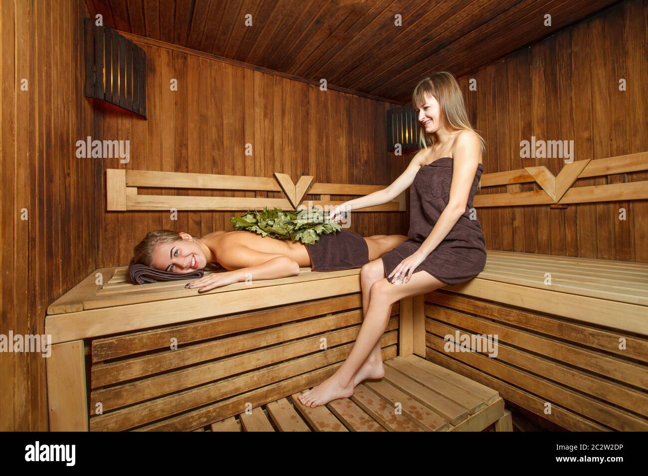 Due giovani femmine prendono un bagno di vapore in una sauna. Foto Stock